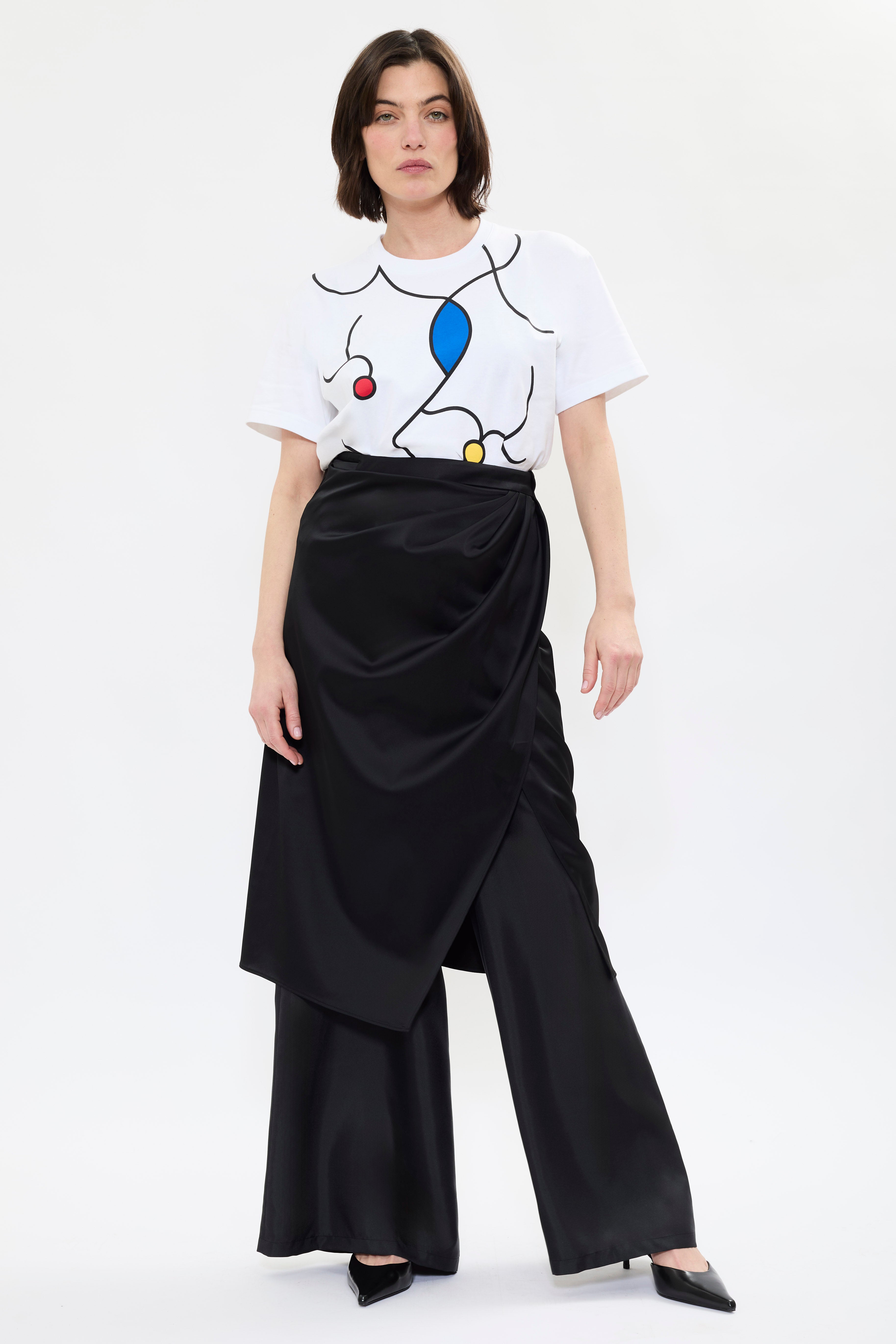 AYT Studio x French painter REMED T-shirt in 100% organic cotton embellished in line art design with straight oversized fit and round neckline. Inspired by 'Oscillant silence, si dense.'