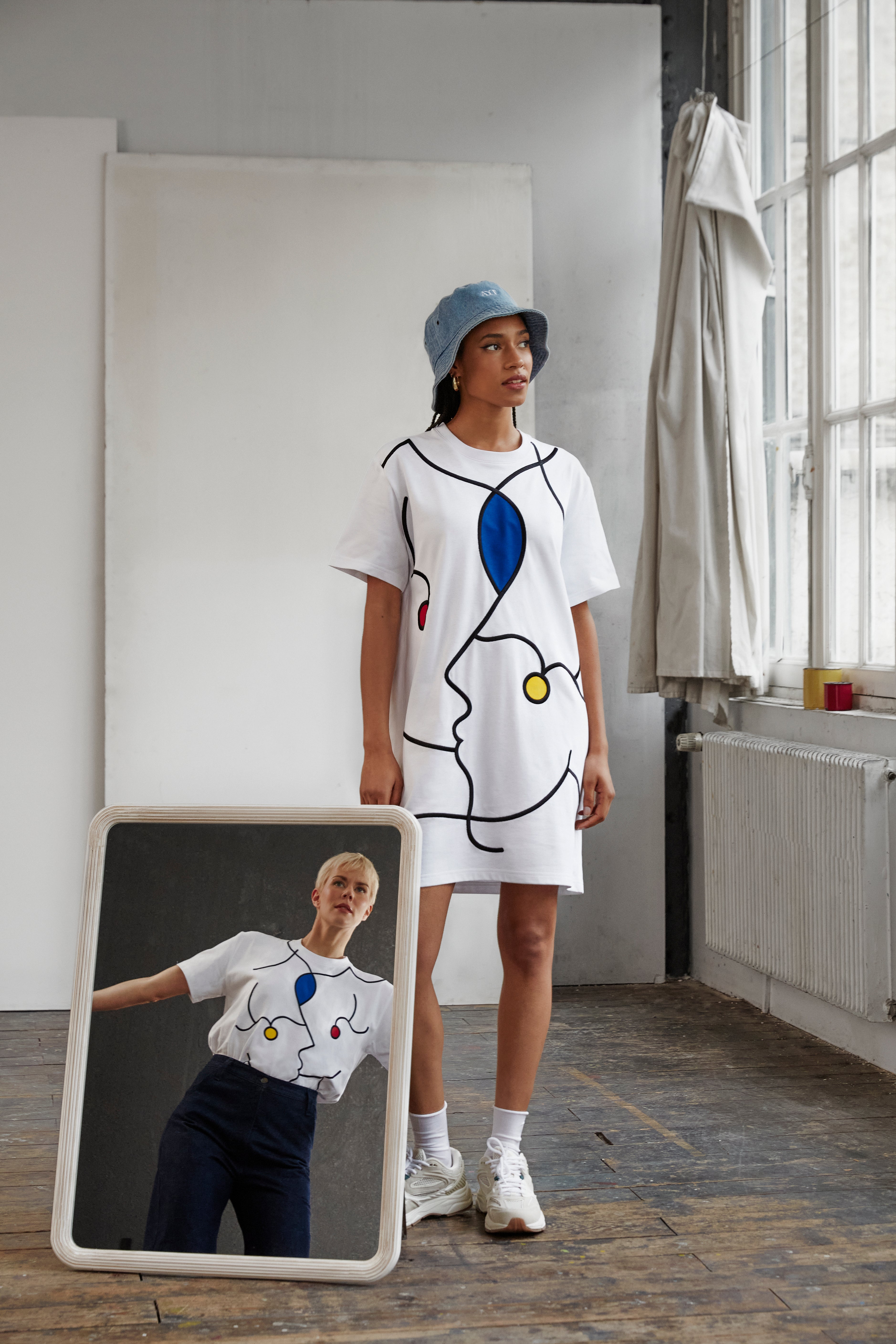 AYT Studio x French painter REMED T-shirt dress in 100% organic cotton embellished in line art design, versatile for casual day to refined night with straight oversized fit and round neckline. Inspired by 'Oscillant silence, si dense.'