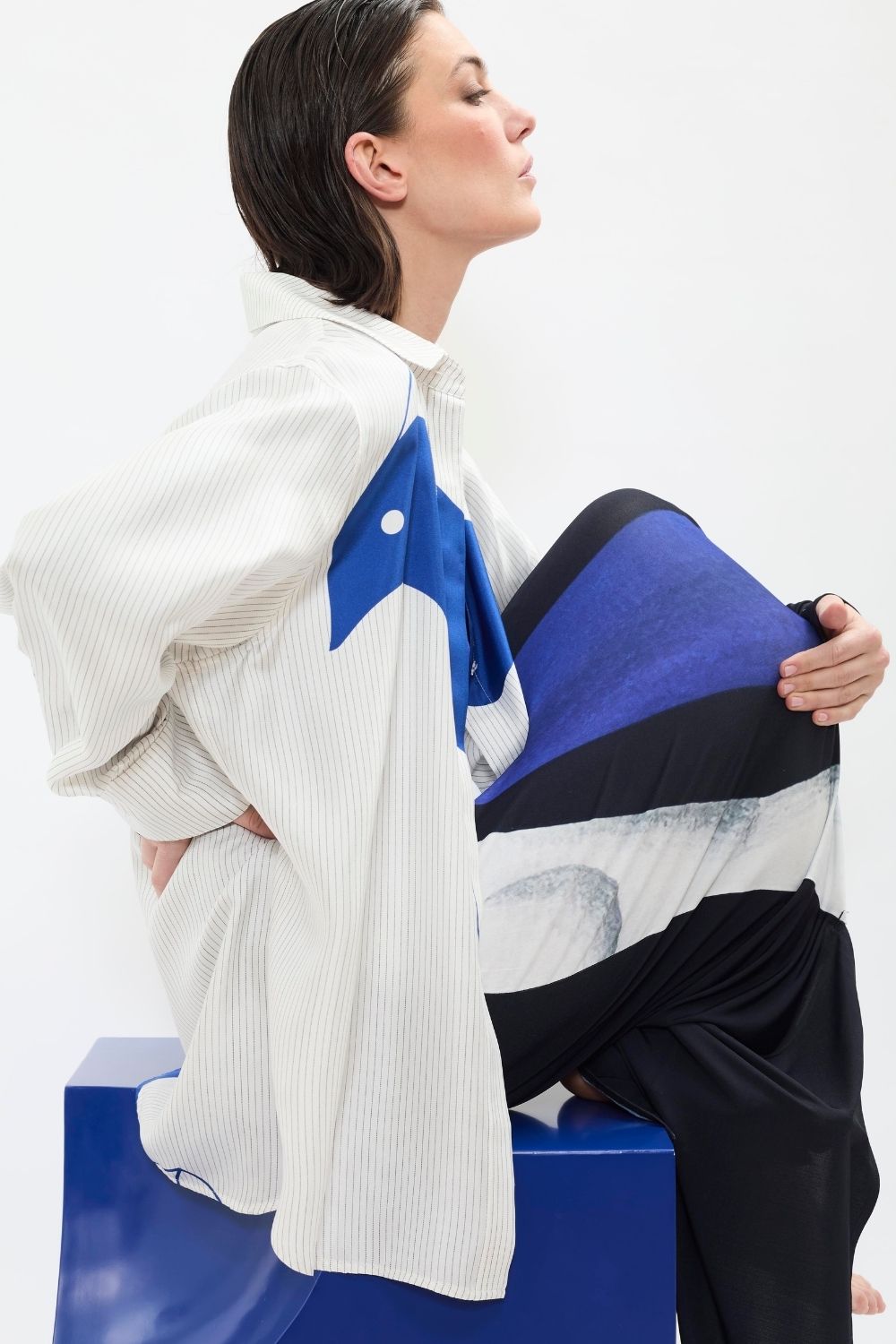 Chemise oversize femme en soie imprimée Mue AYT Studio, silhouette artistique et contemporaine.