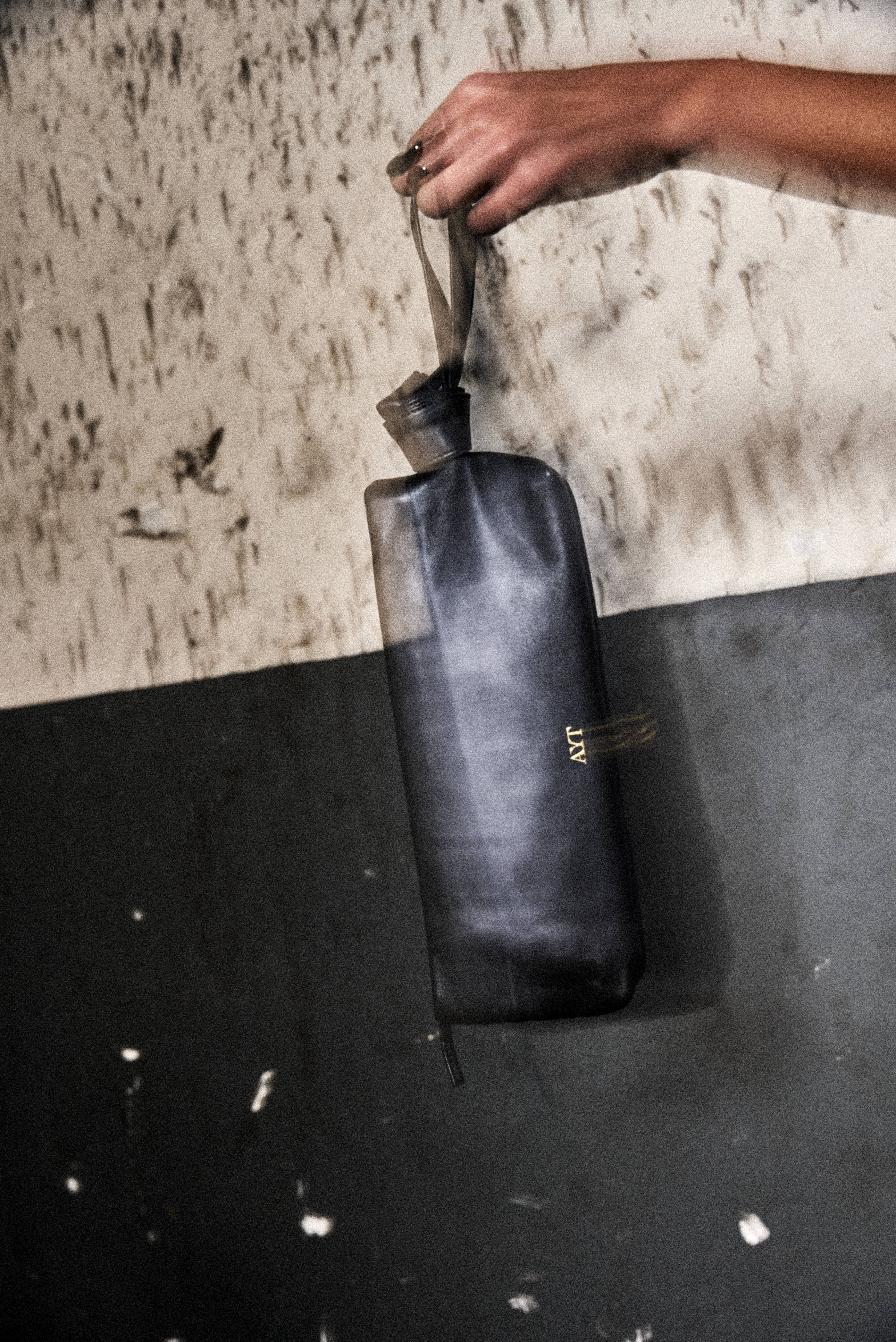 THE LIEN POUCH BY AYT STUDIO: A TIMELESS LEATHER BAG DESIGNED FOR MOVEMENT
