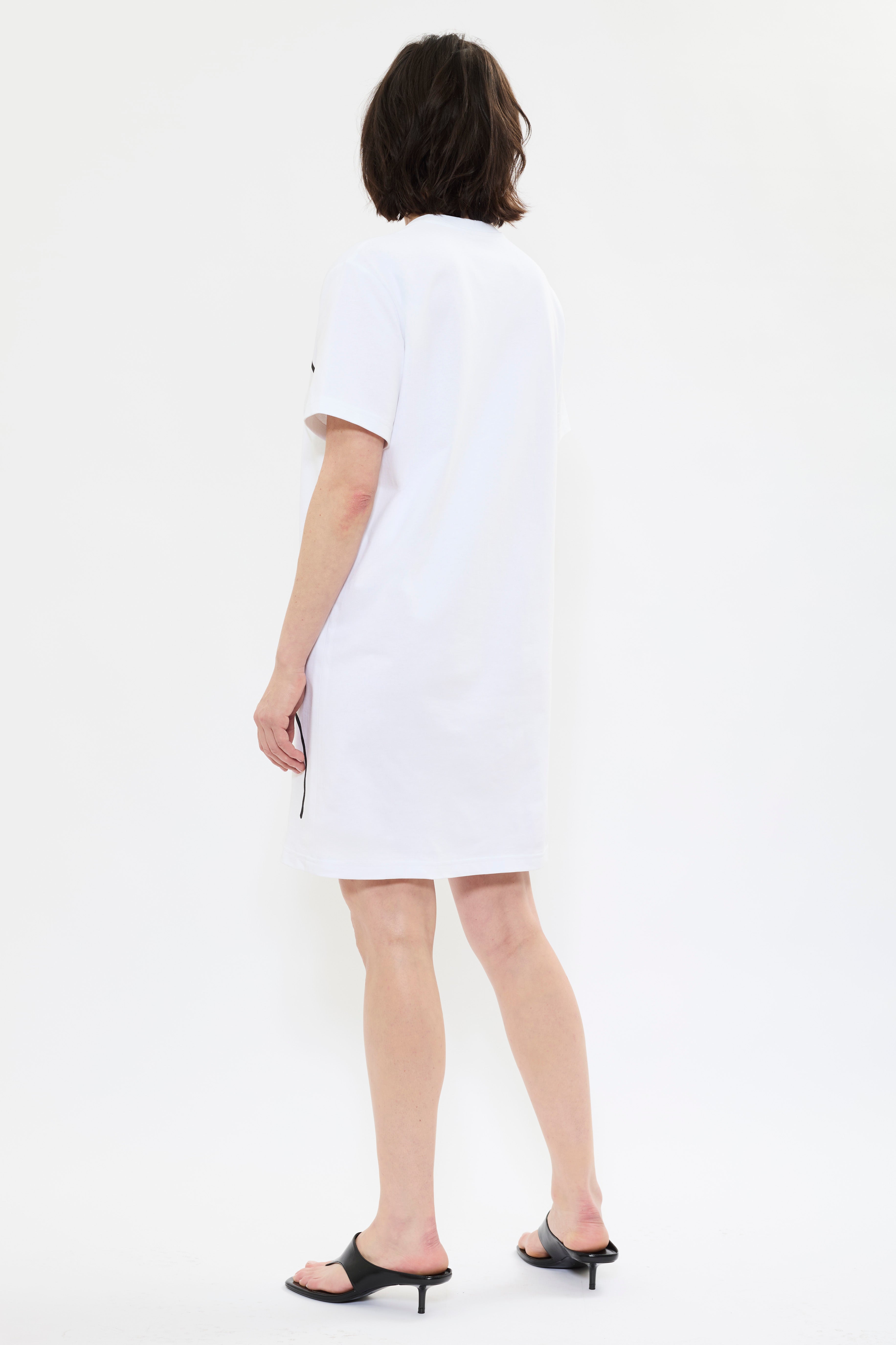 Back of AYT Studio x French painter REMED T-shirt dress in 100% organic cotton embellished in line art design, versatile for casual day to refined night with straight oversized fit and round neckline. Inspired by 'Oscillant silence, si dense.'